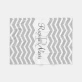 Graue und weiße Monogramm Name Zickzack halten Fleecedecke (Vorderseite (Horizontal))