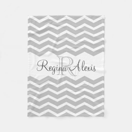 Graue und weiße Monogramm Name Zickzack halten Fleecedecke (Vorderseite)