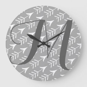 Graue und weiße Pfeile mit Monogramm Große Wanduhr
