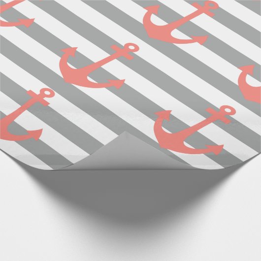 Graue und weiße Streifen mit Korallenöffnung Geschenkpapier (Ecke)