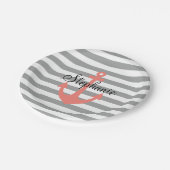 Graue und weiße Streifen mit Korallenöffnung Pappteller (Schrägansicht)