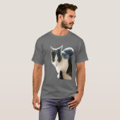 Graue und weiße Tuxedo Cat Vector Art T-Shirt (Vorne ganz)
