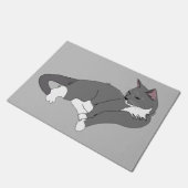 Graue und weiße Tuxedo Katze Fußmatte (Schrägansicht)