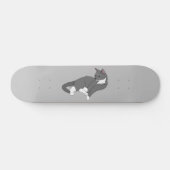 Graue und weiße Tuxedo Katze Skateboard (Horizontal)