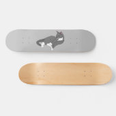 Graue und weiße Tuxedo Katze Skateboard (Horizontal)