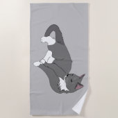 Graue und weiße Tuxedo Katze Strandtuch (Vorderseite)