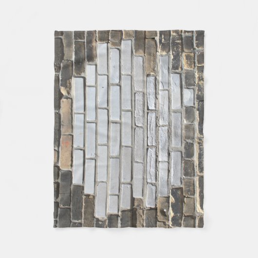 Graue und weiße Ziegelwand Fleecedecke (Vorderseite)