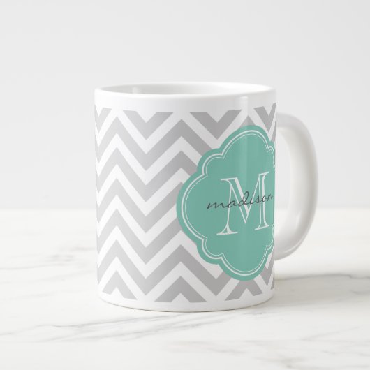 Graue und Zickzack Aqua-Monogramm Jumbo-Tasse (Vorderseite Rechts)
