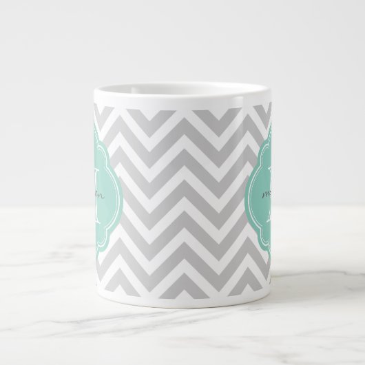 Graue und Zickzack Aqua-Monogramm Jumbo-Tasse (Vorderseite)