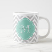 Graue und Zickzack Aqua-Monogramm Jumbo-Tasse (Rechts)