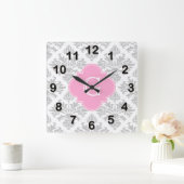 Graue weiße Floral Damask #3 Pink Monogram Label Quadratische Wanduhr (Zuhause)