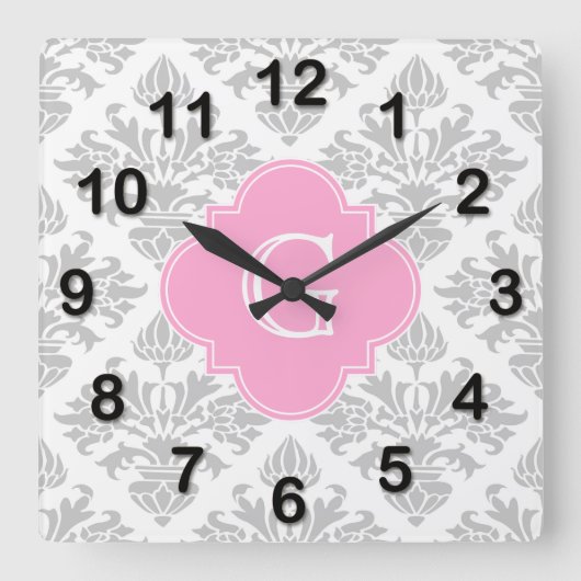 Graue weiße Floral Damask #3 Pink Monogram Label Quadratische Wanduhr (Vorderseite)