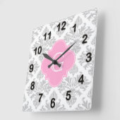 Graue weiße Floral Damask #3 Pink Monogram Label Quadratische Wanduhr (Winkel)