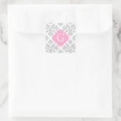 Graue weiße Floral Damask #3 Pink Monogram Label Quadratischer Aufkleber (Tasche)