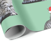 Graue, weiße Katze mit einer Weihnachtsmannmütze Geschenkpapier (Rolleneckpunkt)