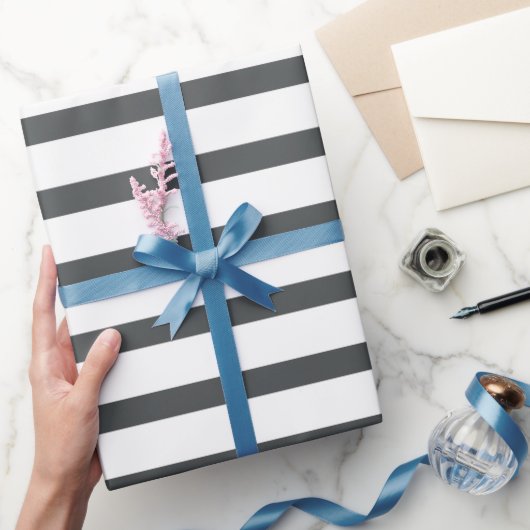 Graue weiße Streifen Geschenkpapier (Schenken)