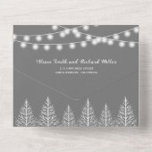 Graue Winterhochzeit mit Bäumen und Lichtern All In One Einladung (Rückseite)