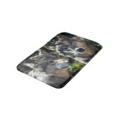 Graue Wölfe in der Wildnis Badematte (Schrägansicht)