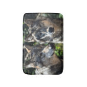 Graue Wölfe in der Wildnis Badematte (Vorderseite Vertikal)