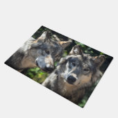 Graue Wölfe in der Wildnis Fußmatte (Schrägansicht)