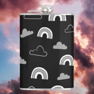 Graue Wolken und Regenbögen auf schwarzer Flasche Flachmann