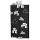 Graue Wolken und Regenbögen auf schwarzer Flasche Flachmann (Links)