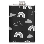 Graue Wolken und Regenbögen auf schwarzer Flasche Flachmann (Vorderseite)