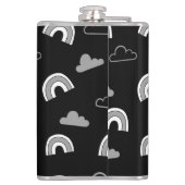 Graue Wolken und Regenbögen auf schwarzer Flasche Flachmann (Rückseite)