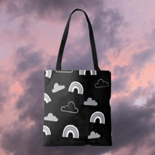 Graue Wolken und Regenbögen auf schwarzer Tüte Tasche