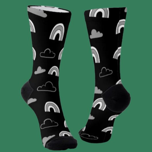 Graue Wolken und Regenbogen auf Socken der schwarz