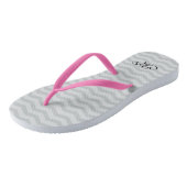 Graue Zickzack Monogramm Hochzeitsparty Flip Flops Badesandalen (Schrägansicht)