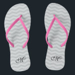 Graue Zickzack Monogramm Hochzeitsparty Flip Flops Badesandalen<br><div class="desc">Graue / graue Namen Monogramm Zickzack Muster Hochzeitsflip Flops. Benutzerdefinierter Farbgurt für ihn und sie / Männer und Frauen. Benutzerdefinierte Hintergrundfarbe und personalisierte Namensinitialen. Moderne, trendige Zickzacksandalen. Vertikale oder horizontale Linien. Niedliches Gastgeschenk zum Thema Hochzeit, Hochzeit, Brautparty, Verlobung, Geburtstag, Grillen, Bachelorette, Girls Wochenendausflug etc. Stripes-Flipflops mit stilvollen mit Monogramm Briefen....</div>