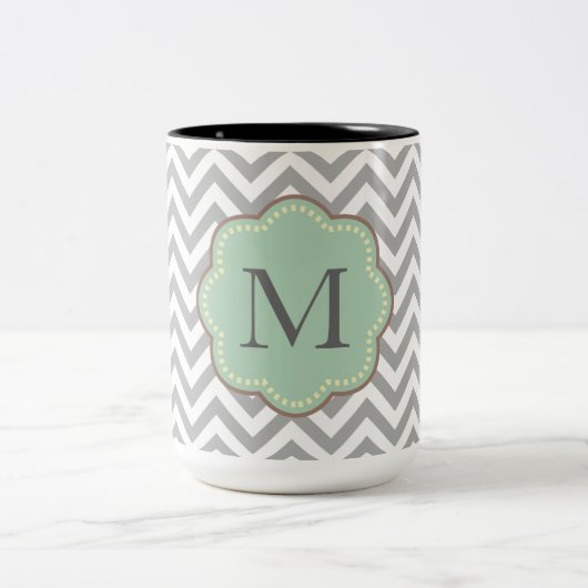 Graue Zickzack Monogramm Zweifarbige Tasse (Mittel)