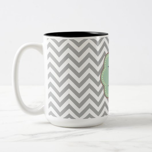 Graue Zickzack Monogramm Zweifarbige Tasse (Links)