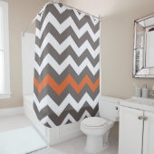 Graue Zigzags mit orangefarbenem Akzent Duschvorhang (Beispiel)