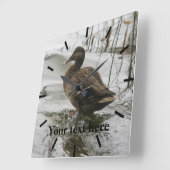 Grauente Ente auf dunklem See Quadratische Wanduhr (Winkel)