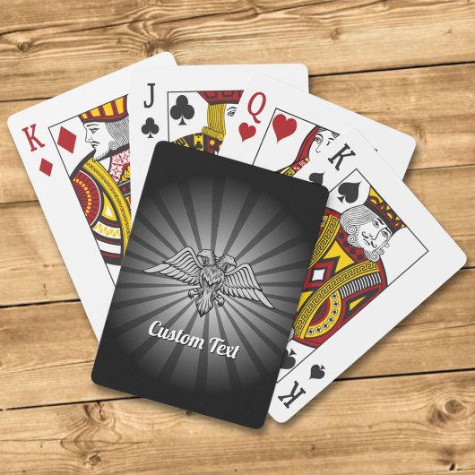 Grauer Adler mit zwei Köpfen, der Karten spielt Spielkarten