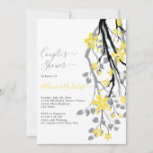 Grauer Ast mit gelben Blumen Paare Dusche Einladung (Vorderseite)