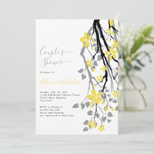 Grauer Ast mit gelben Blumen Paare Dusche Einladung (Stehend Vorderseite)