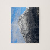Grauer Berggipfel, bewölkter blauer Himmel Puzzle (Vertikal)