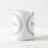 Grauer dekorativer Kreis personalisieren Monogramm Kaffeetasse (Mittel)