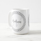 Grauer dekorativer Kreis personalisieren Monogramm Kaffeetasse (Vorderseite Links)