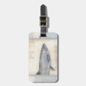Grauer Fisch auf Beige Hintergrund Gepäckanhänger (Vorderseite vertikal)