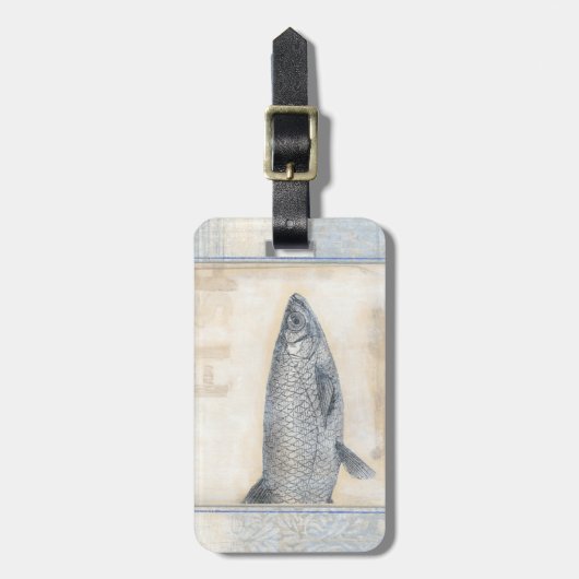 Grauer Fisch auf Beige Hintergrund Gepäckanhänger (Vorderseite vertikal)