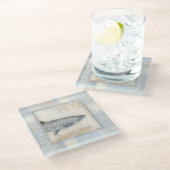 Grauer Fisch auf Beige Hintergrund Glasuntersetzer (Schrägansicht)