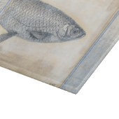 Grauer Fisch auf Beige Hintergrund Schneidebrett (Ecke)