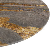 Grauer, goldgezinkter Marmorhintergrund. Schneidebrett (Ecke)