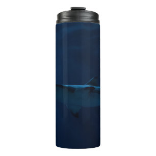 GRAUER HAI IM WASSERKÖRPER THERMOSBECHER