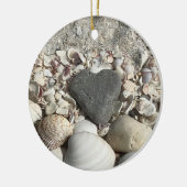 Grauer Herzstein auf der Strandverzierung Keramik Ornament (Links)