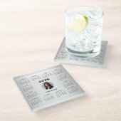 Grauer Hintergrund Benutzerdefiniertes Foto 2026 K Glasuntersetzer (Schrägansicht)